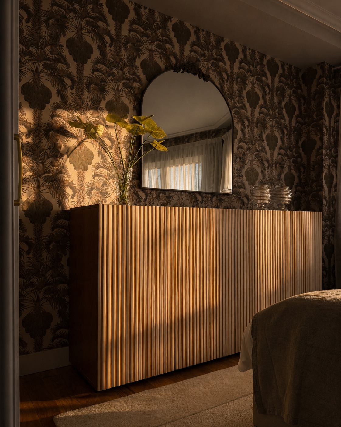 Listones de madera y espejo