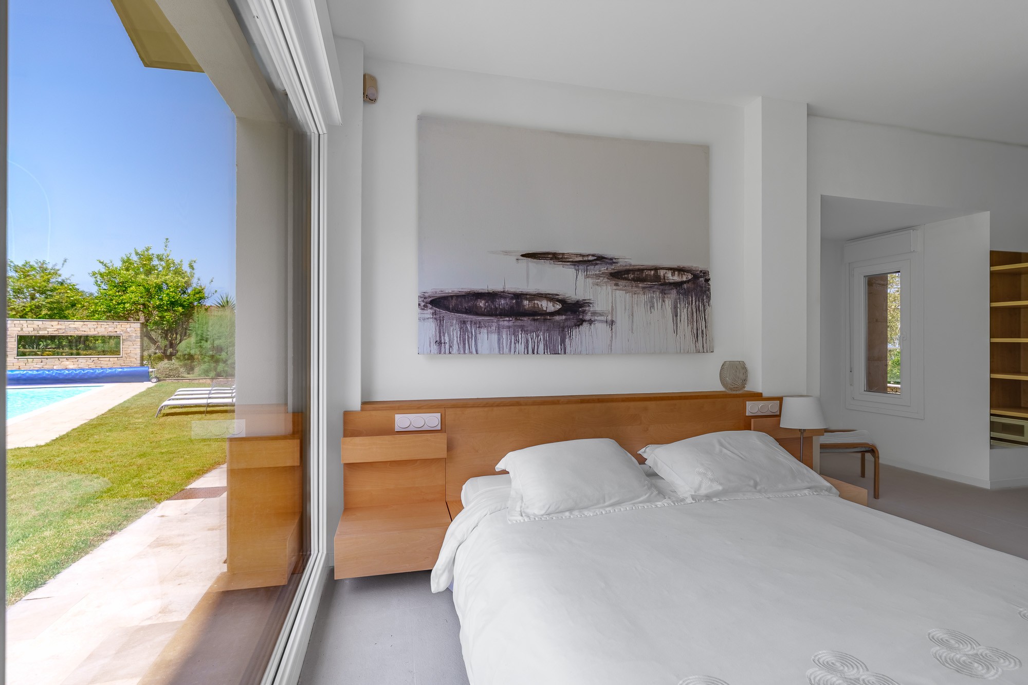 Dormitorio de Arritxulo abierto a la piscina