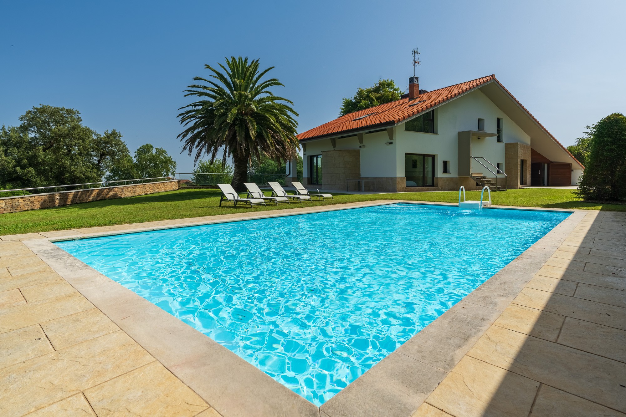Villa Arritxulo con piscina y jardín