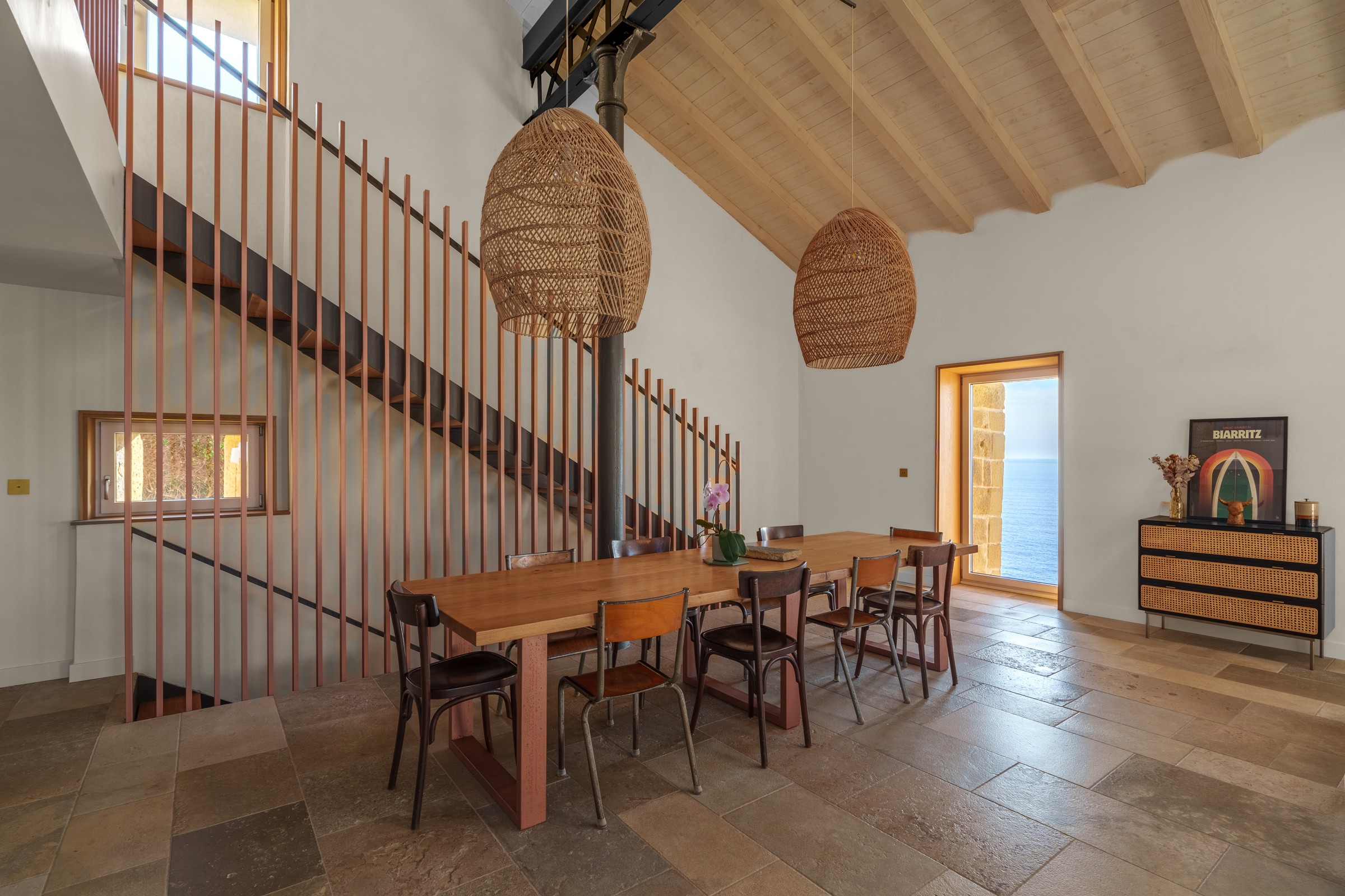 Comedor de Marabieta y escalera de listones