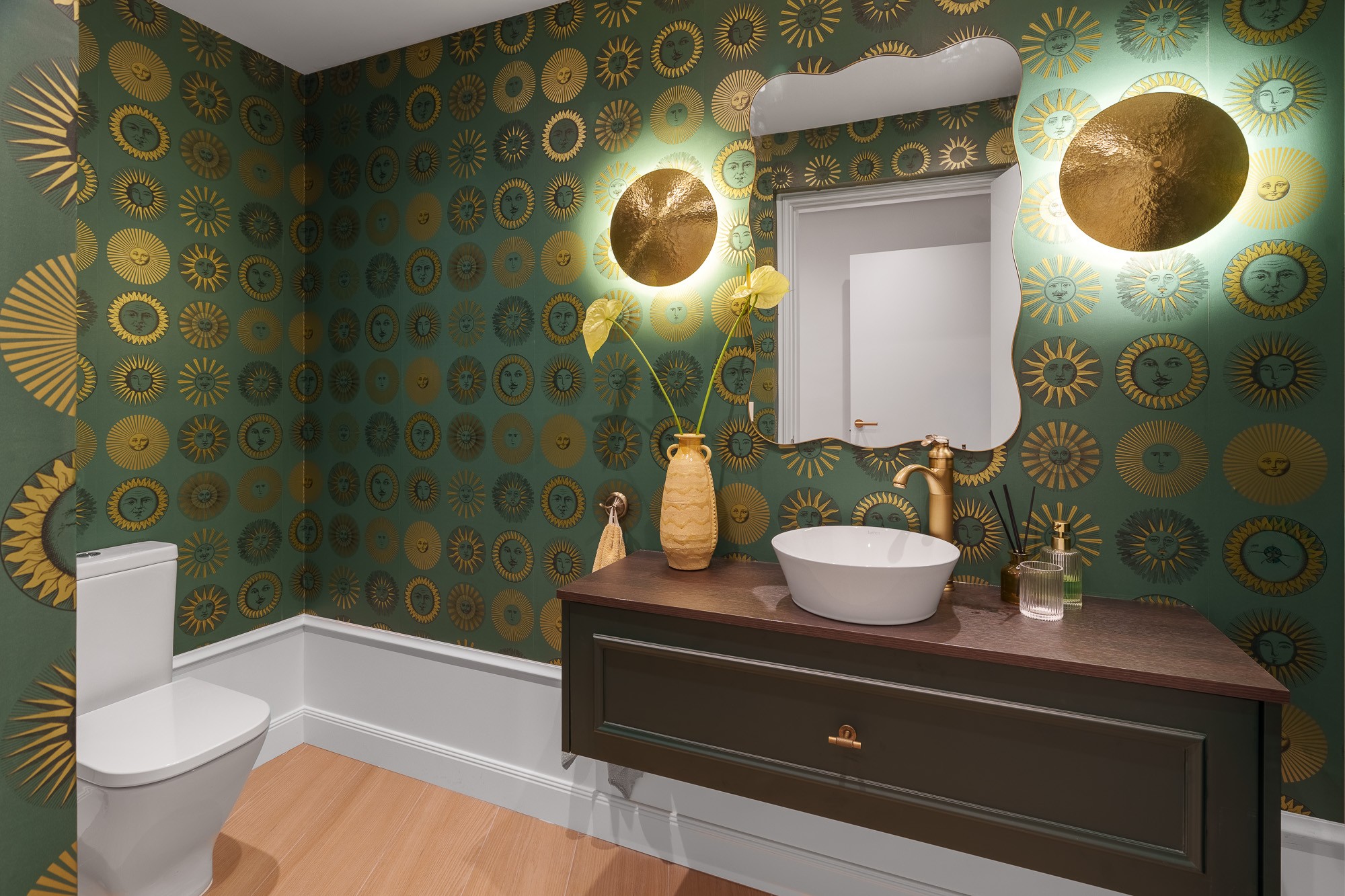 Baño de Villa Golf con motivos dorados sobre verde