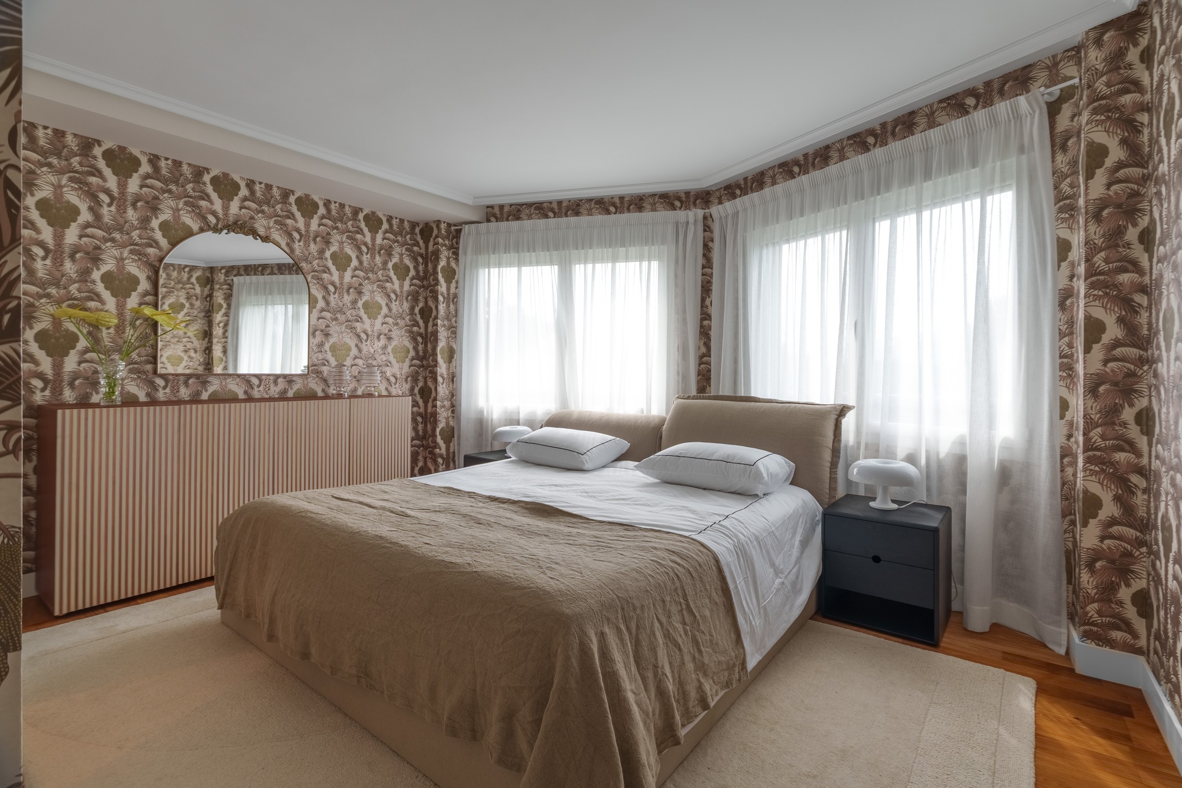 Dormitorio de Villa Golf con papel vegetal