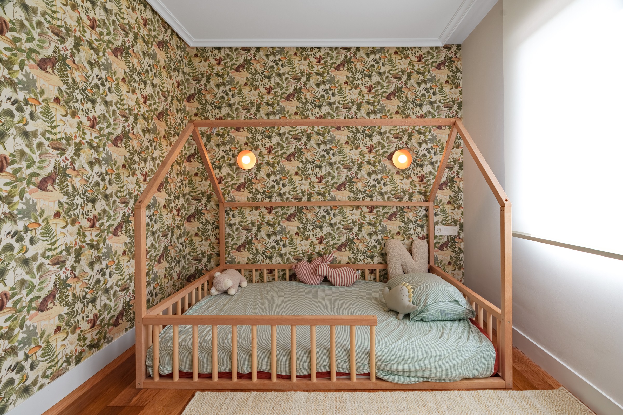 Habitación infantil de Villa Golf con cama de madera