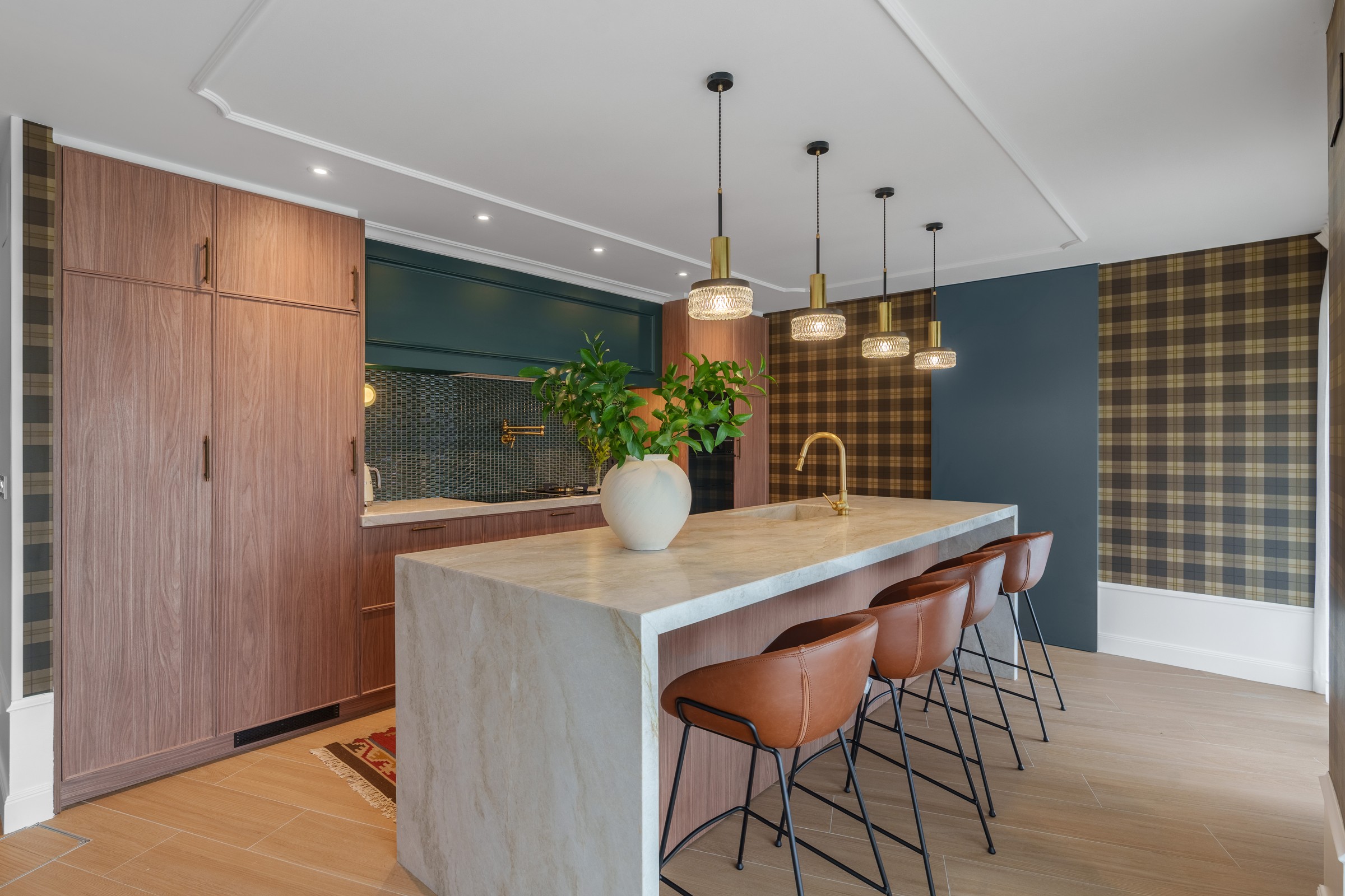 Cocina de Villa Golf con isla de piedra