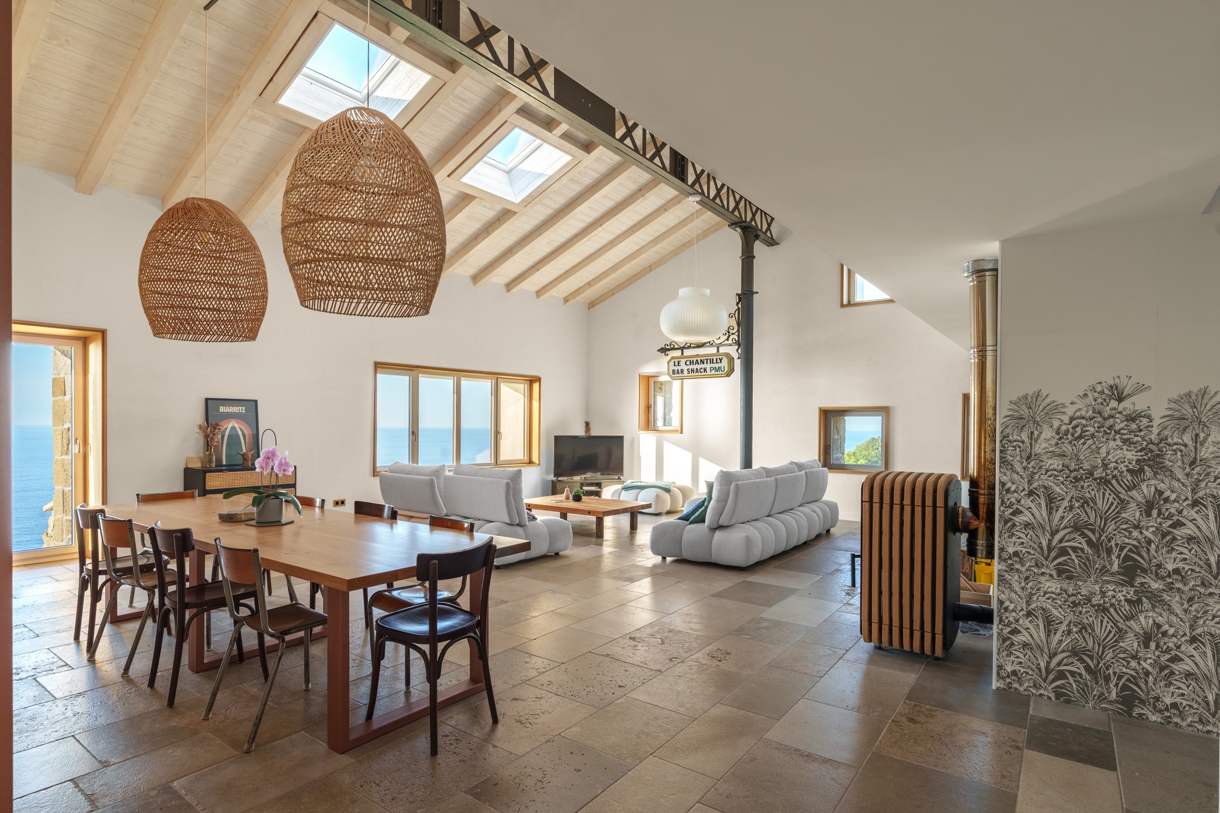Salón y comedor de Marabieta, con luz natural y techo de madera