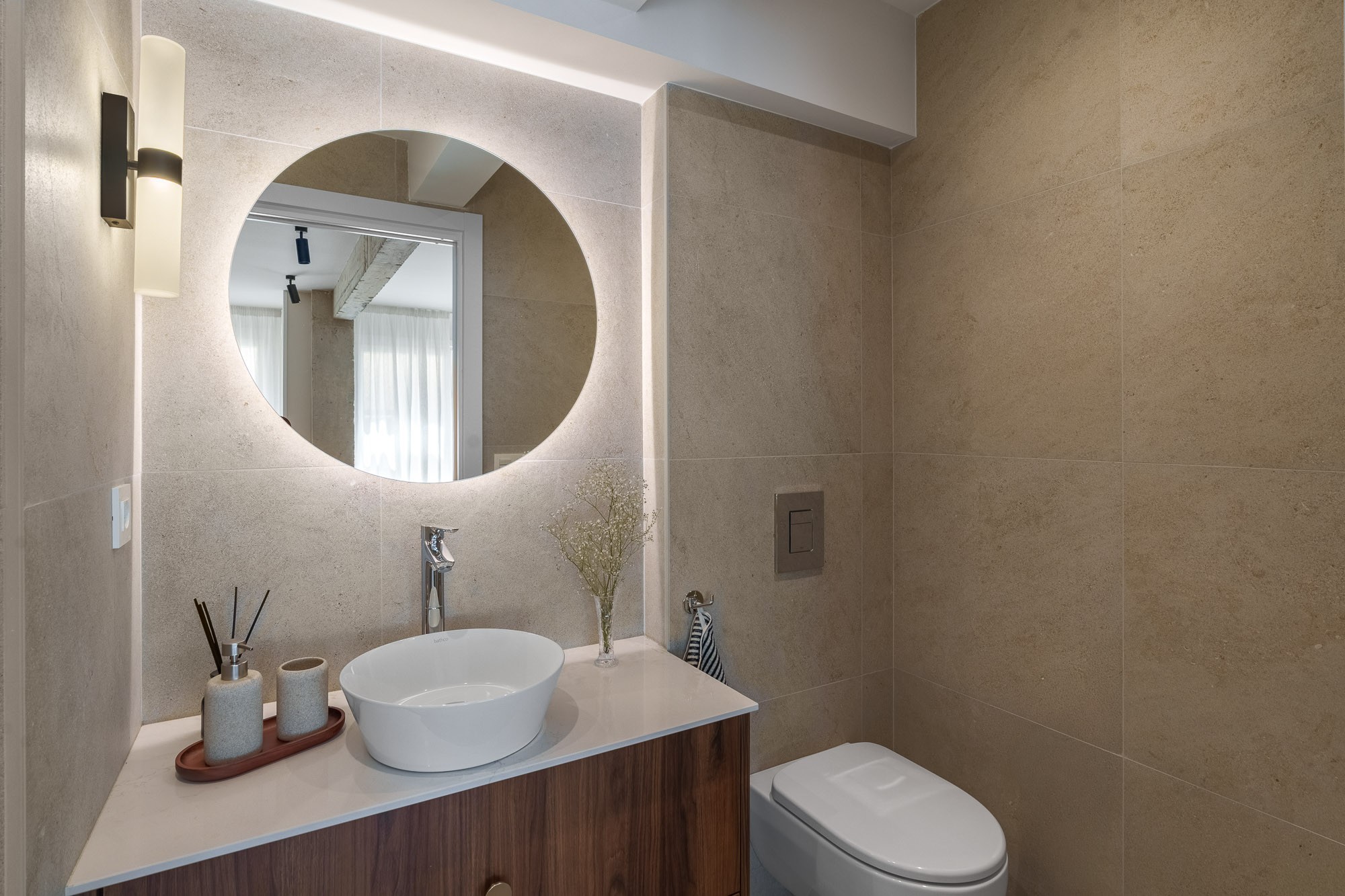 Baño de Avenida Zarauz con espejo circular