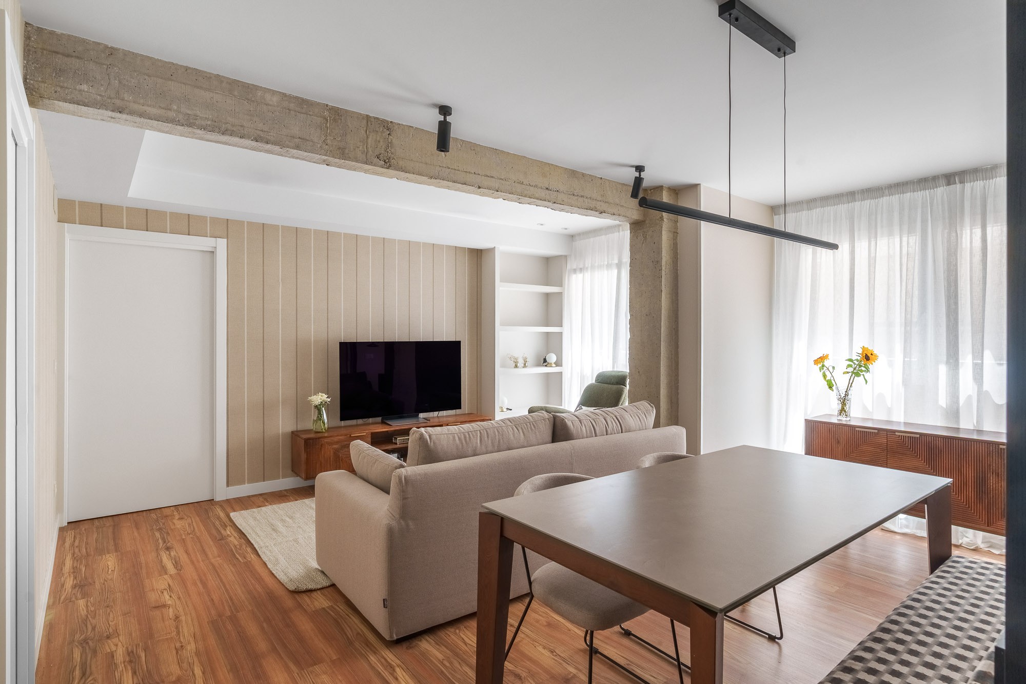 Salón y comedor de Avenida Zarauz con materiales naturales